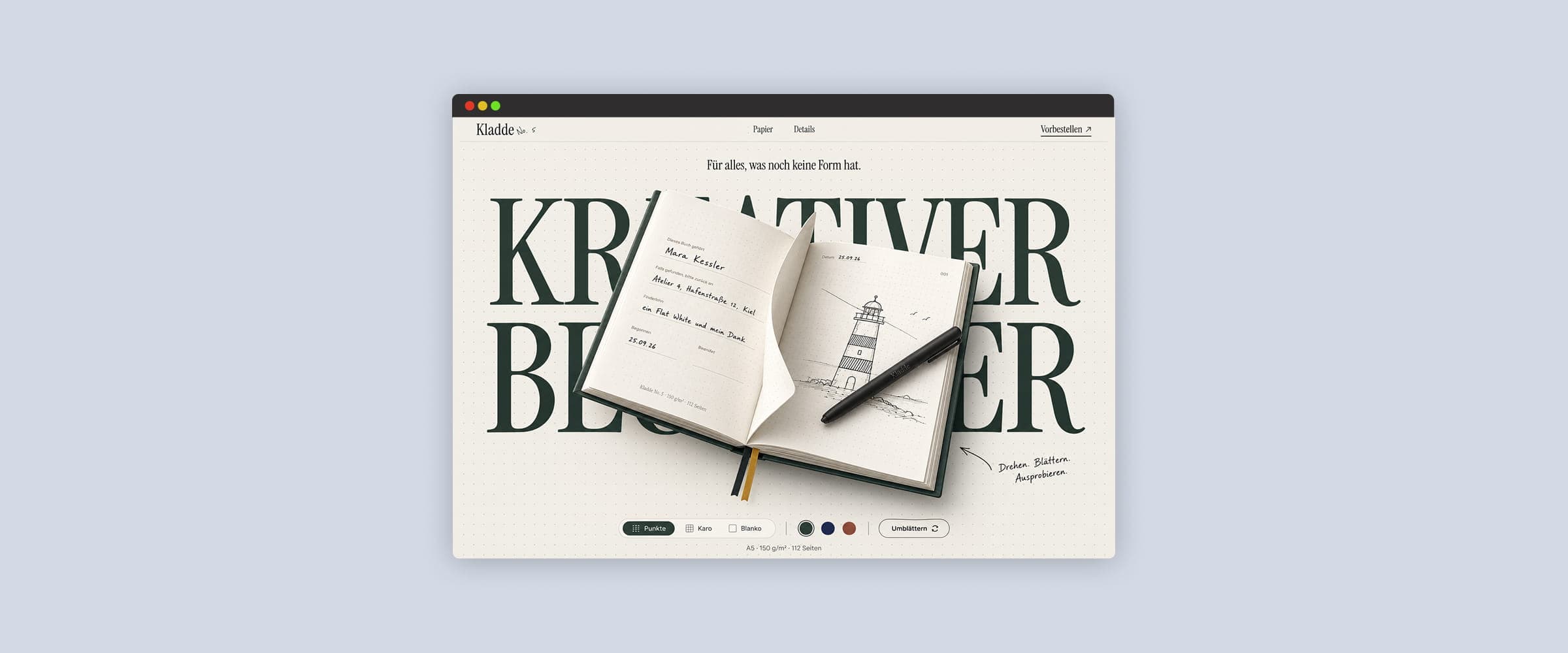 Browserfenster mit der Landingpage Kladde No. 5: ein aufgeschlagenes 3D-Skizzenbuch mit Leuchtturm-Zeichnung und Stift vor der großen Headline Kreativer Begleiter
